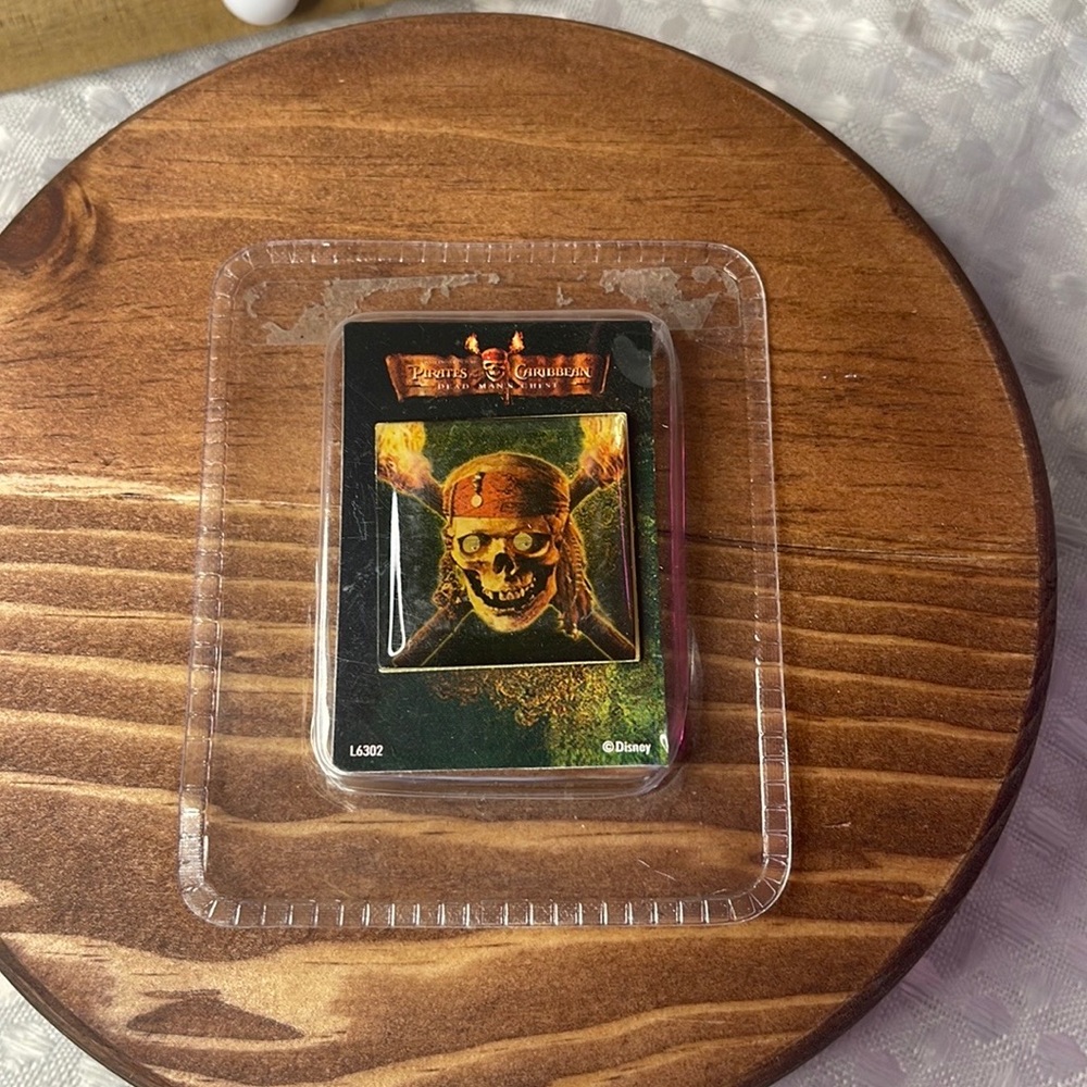 Pirates of the Caribbean Dead Mans Chest Movie Promo Light Up Pin Disney Sealed.